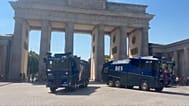 Wasserwerfer der Berliner Polizei versprüht Wasser am Brandenburger Tor. (c) Berliner Polizei