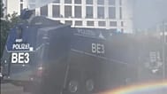 Wasserwerfer der Berliner Polizei versprüht Wasser am Brandenburger Tor. (c) Berliner Polizei