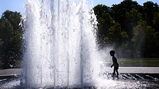 Ein Kind kühlt sich in einem Brunnen vor dem Berliner Dom ab während einer Hitzewelle in Berlin, Deutschland, am Freitag, den 24. Juni 2026.
