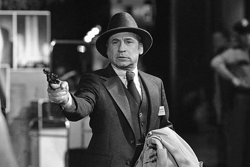 Aktor i reżyser Mel Brooks w scenie ze swojego filmu „Lęk wysokości" w maju 1977 r. 