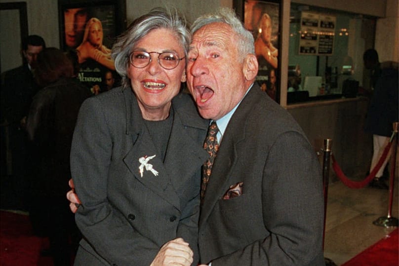 Aktorka Anne Bancroft pozuje z mężem Melem Brooksem na premierze „Wielkich nadziei" w Los Angeles, 20 stycznia 1998 r. 