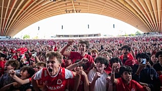 Kanadische Fans feiern im FIFA Fan Fest in Vancouver, nachdem Kanada Südafrika in einem WM-Spiel der Runde der letzten 32 am 28. Juni 2026 besiegt hat.