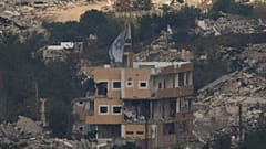 علم إسرائيلي يرفرف فوق مبنى مدمر في جنوب لبنان، كما يظهر من شمال إسرائيل، يوم السبت 27 يونيو 2026،