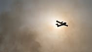 Un avion dans le nord d'Athènes, Grèce, le 4 août 2021.