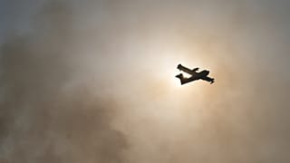 Un avion dans le nord d'Athènes, Grèce, le 4 août 2021.