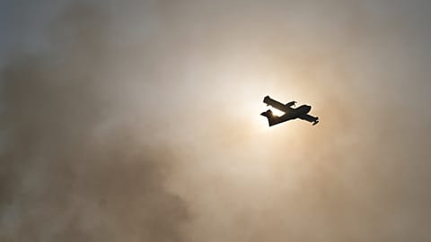 Avião no norte de Atenas, Grécia, a 4 de agosto de 2021