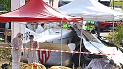 Forensische Experten untersuchen am 28. Juni 2026, in Tomblaine in Frankreich das Wrack eines Fallschirmsprungflugzeugs, bei dessen Absturz alle elf Menschen ums Leben kamen.
