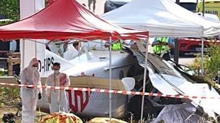 Forensische Experten untersuchen am 28. Juni 2026, in Tomblaine in Frankreich das Wrack eines Fallschirmsprungflugzeugs, bei dessen Absturz alle elf Menschen ums Leben kamen.