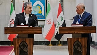 وزير الخارجية العراقي فؤاد حسين، على اليمين، يتحدث خلال مؤتمر صحفي مع نظيره الإيراني عباس عراقجي، عقب لقائهما في بغداد، العراق، الأحد 28 يونيو 2026. (AP Photo/هادي مزبان)
