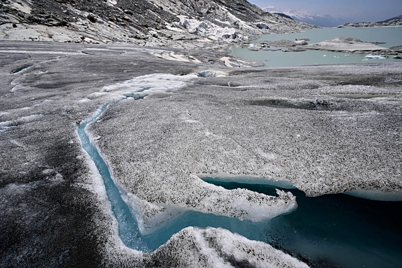 El agua fluye del glaciar del Ródano en deshielo, cerca de Goms, Suiza, el 10 de junio de 2025.