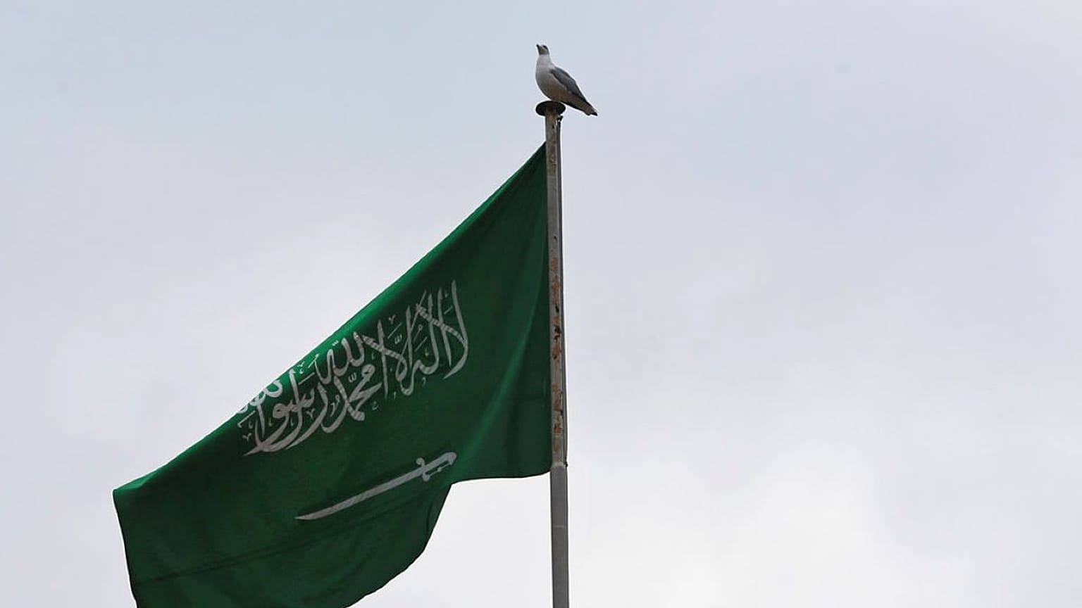 يرفرف علم المملكة العربية السعودية فوق مبنى القنصلية في إسطنبول، يوم السبت 20 أكتوبر 2018.
