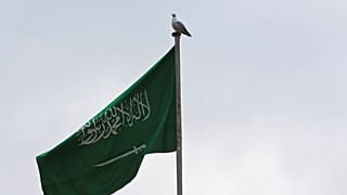 يرفرف علم المملكة العربية السعودية فوق مبنى القنصلية في إسطنبول، يوم السبت 20 أكتوبر 2018.