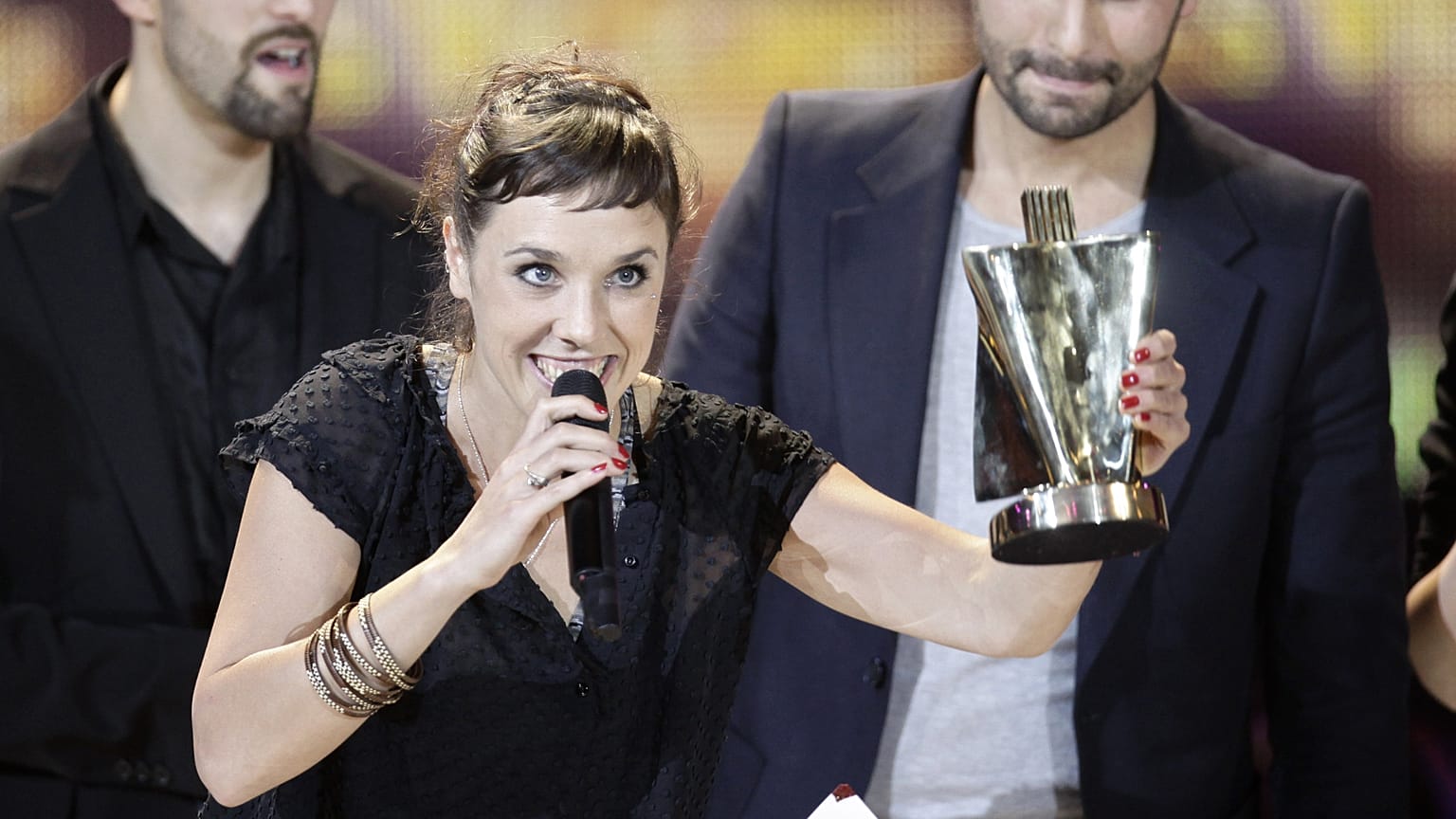 Zaz a legjobb dalnak járó díjat vette át a Francia Zenei Díj átadóján, 2011-ben