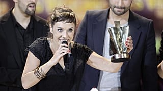 Zaz a legjobb dalnak járó díjat vette át a Francia Zenei Díj átadóján, 2011-ben
