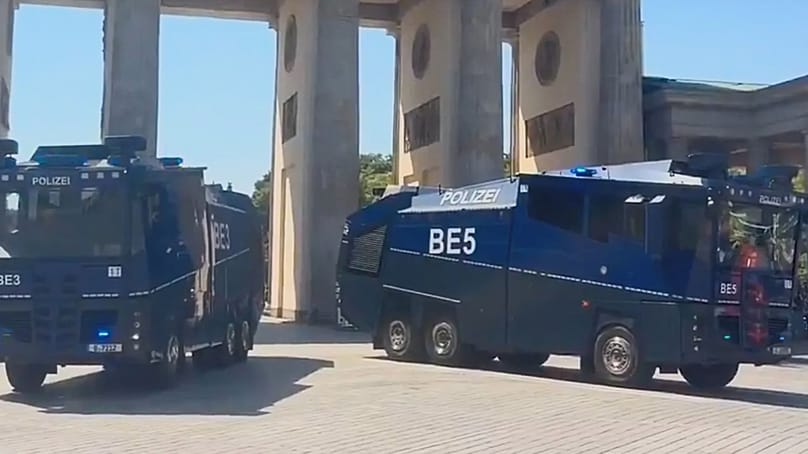Rendőrségi vízágyúk is besegítenek Berlinben