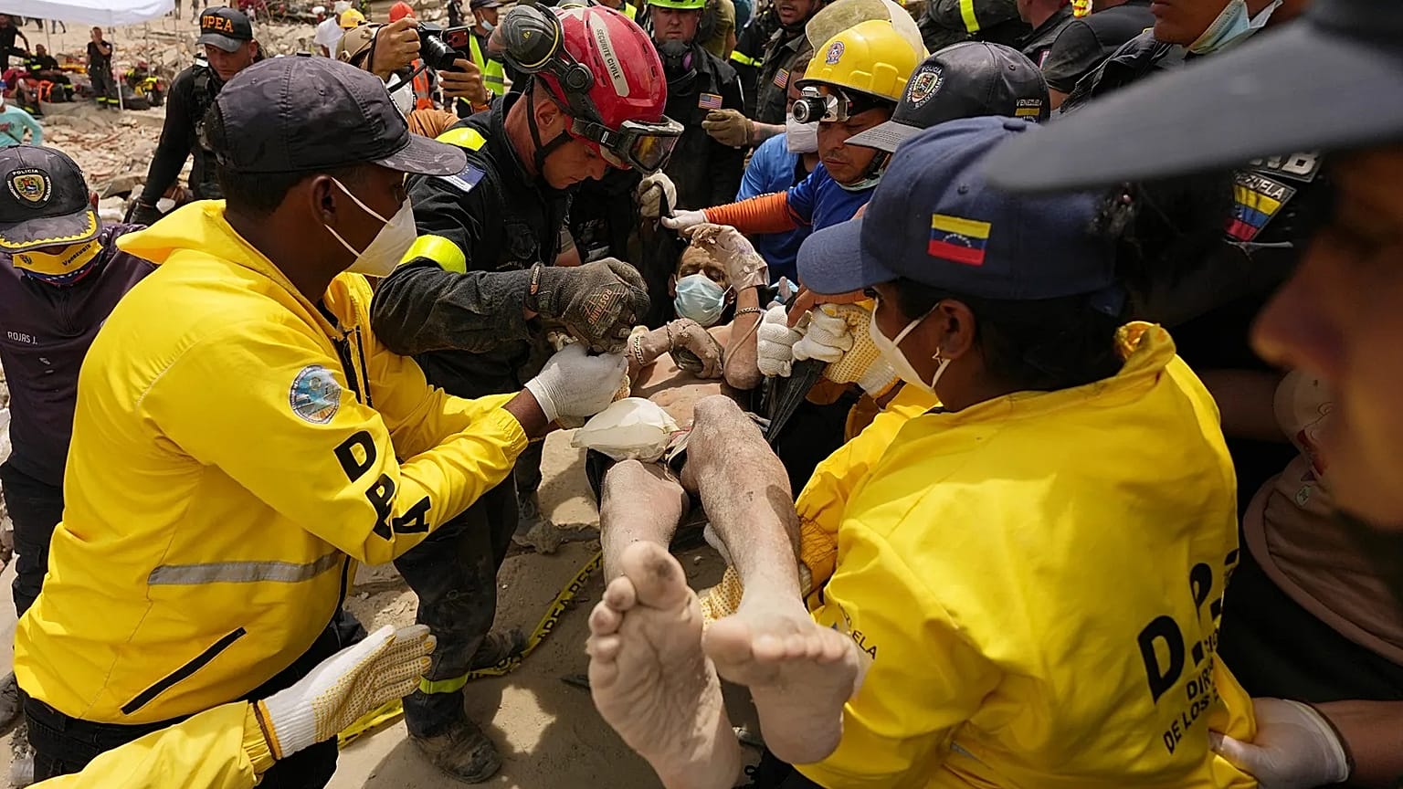 Trabajadores de rescate transportan a un hombre rescatado de un edificio que se derrumbó durante los terremotos que azotaron La Guaira, Venezuela, el 28 de junio de 2026. 