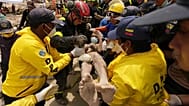 Trabajadores de rescate transportan a un hombre rescatado de un edificio que se derrumbó durante los terremotos que azotaron La Guaira, Venezuela, el 28 de junio de 2026. 
