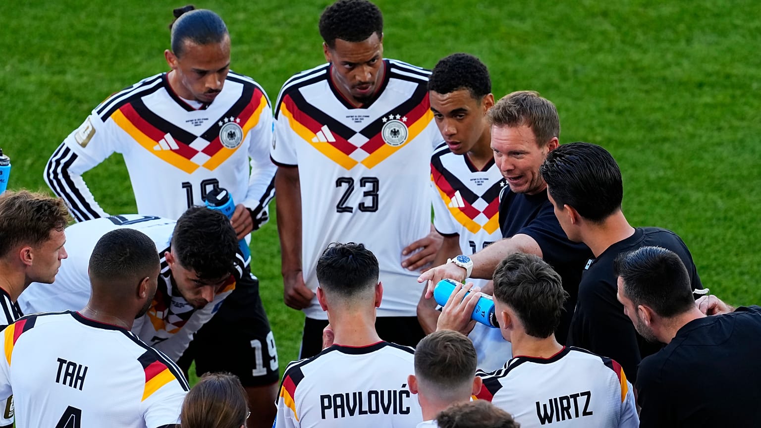 Bundestrainer Julian Nagelsmann während einer Trinkpause bei der WM 2026, Toronto, 20. Juni(Chris Young/The Canadian Press via AP)