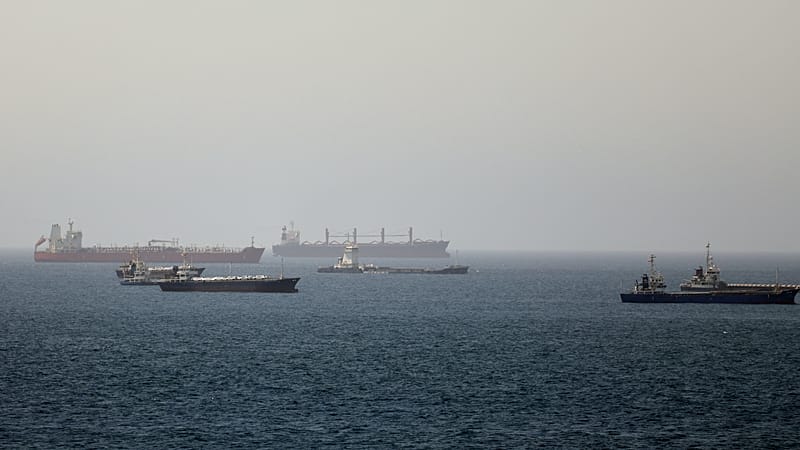 قصف إسرائيلي مستمر على لبنان.. الولايات المتحدة وإيران تتفقان على وقف الهجمات وعقد لقاء في قطر 