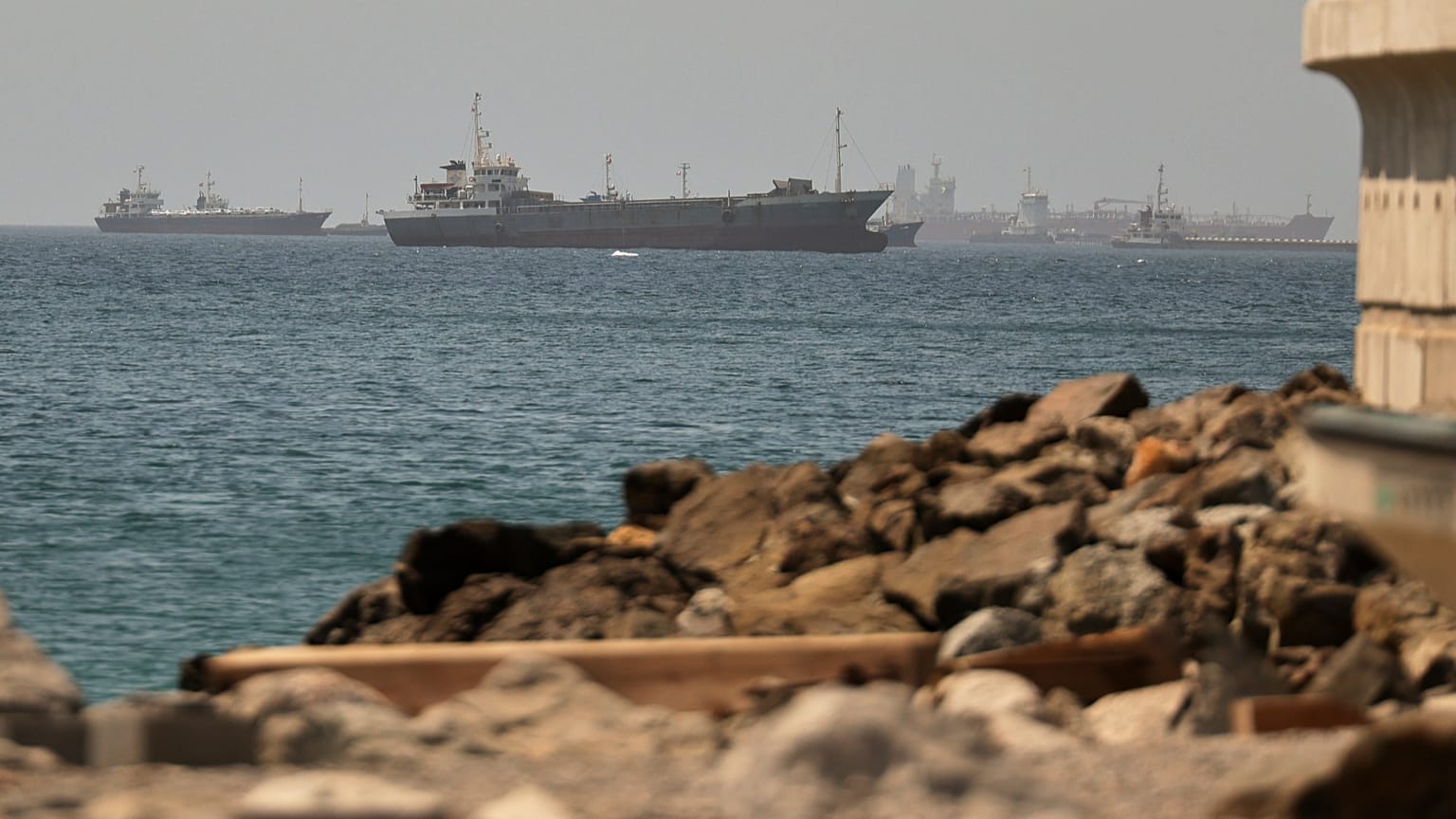 El 16 de junio de 2026, se observan buques cisterna y de carga en el Golfo de Omán, a lo largo de las rutas que conectan el Estrecho de Ormuz con el Mar Arábigo.
