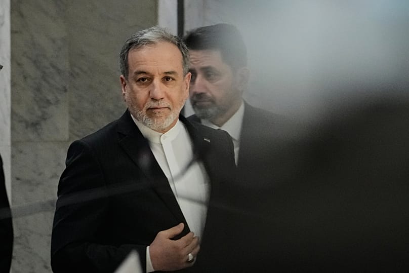 Minister spraw zagranicznych Iranu Abbas Aragczi przybywa na spotkanie ze swoim irackim odpowiednikiem Fouadem Husajnem w Bagdadzie w Iraku w niedzielę, 28 czerwca 2026 r. 