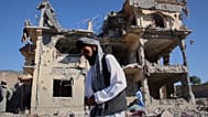 Vecinos inspeccionan los daños en la aldea de Mandokhail, distrito de Chamkani, Paktia, Afganistán, tras bombardeos aéreos pakistaníes, lunes 29 de junio de 2026.