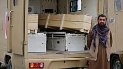 Ασθενοφόρο μεταφέρει φέρετρα φερόμενων θυμάτων αεροπορικής επιδρομής στην Καμπούλ, Αφγανιστάν, Τρίτη 17 Μαρτίου 2026.