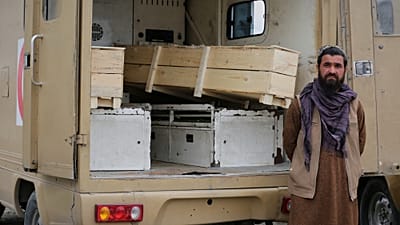Un'ambulanza trasporta le bare delle presunte vittime di un attacco aereo a Kabul, Afghanistan, martedì 17 marzo 2026