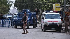 Soldados y agentes montan guardia en una carretera cerca del lugar de un ataque militante en la sede provincial de los Rangers de Pakistán, en Karachi, el 28 de junio de 2026.