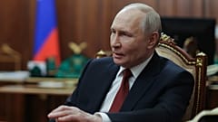 El presidente ruso Vladimir Putin habla durante su entrevista con el periodista ruso Pavel Zarubin en el Kremlin en Moscú, el domingo 28 de junio de 2026.