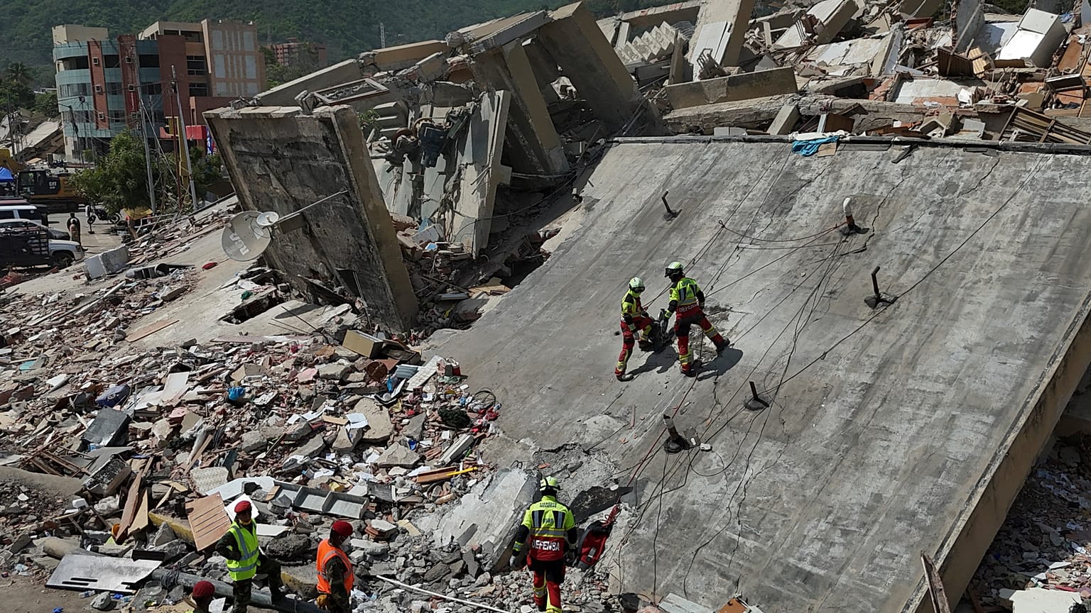 Des secouristes de l'armée mexicaine recherchent des personnes coincées dans des immeubles effondrés après des séismes à La Guaira, au Venezuela, le 28 juin 2026