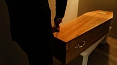Αρχείο: ο Φρανκ Βασέρ, ιδιοκτήτης γραφείου τελετών στο Παρίσι, σφραγίζει φέρετρο σε παρισινό νεκροτομείο, με τη βοήθεια των νεκροπομπών Λουί Μερσιέ και Αλάν Ποτιέ, 24.04.20
