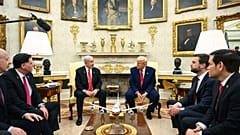 صورة تجمع الرئيس الأمريكي دنالد ترامب مع  رئيس الوزراء الاسرائيلي بنيامين نتنياهو ونائب الرئييس الأمريكي جي دفي فانس