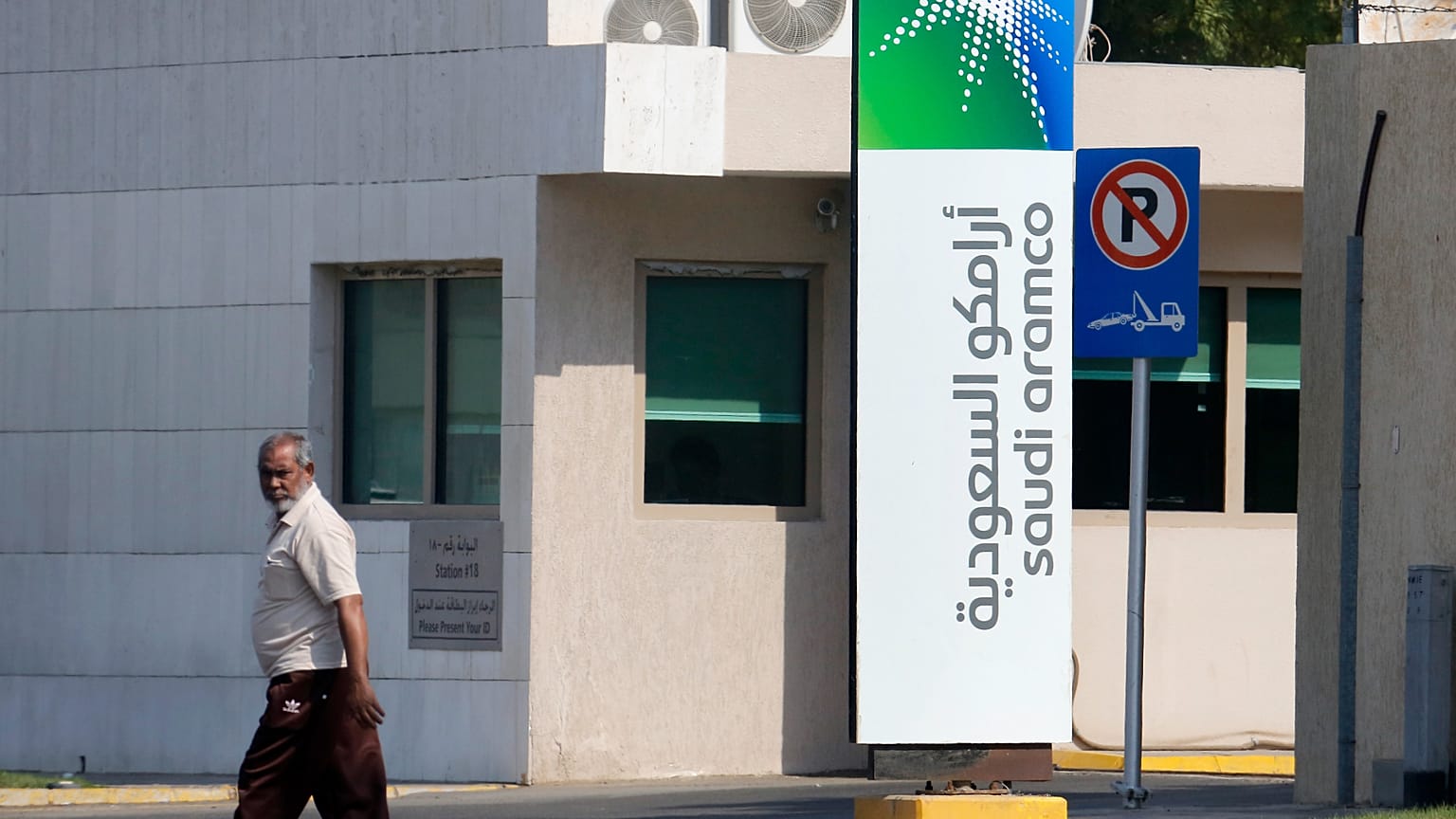 ARŞİV - Suudi Arabistan'ın Cidde kentindeki Saudi Aramco'ya ait bir yerleşkenin önünden geçen bir adam, 3 Kasım 2019.