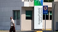 ARŞİV - Suudi Arabistan'ın Cidde kentindeki Saudi Aramco'ya ait bir yerleşkenin önünden geçen bir adam, 3 Kasım 2019.