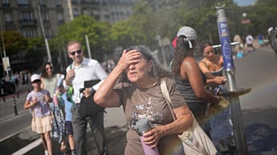 Paris: Touristen kühlen sich an einem öffentlichen Springbrunnen ab. Freitag, 26. Juni 2026.