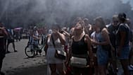 Pessoas refrescam-se junto a um canhão de água trazido pelo município de Roma Pessoas refrescam-se junto a um canhão de água trazido pelo município de Roma