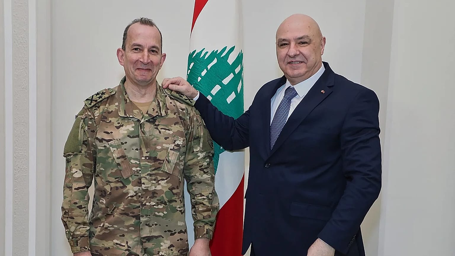 في صورة صادرة عن رئاسة الجمهورية اللبنانية، الرئيس جوزاف عون يلتقي قائد الجيش اللبناني رودولف هيكل في قصر بعبدا، شرق بيروت، الخميس 13 آذار/مارس 2025.