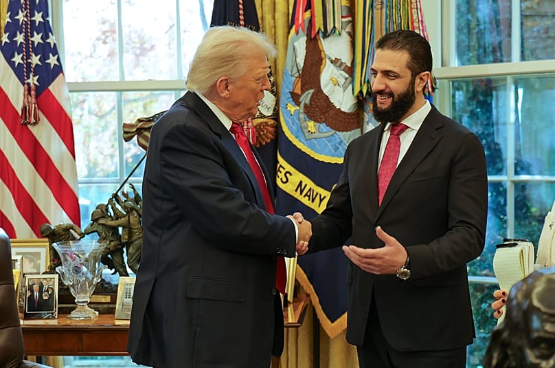 الرئيس دونالد ترامب يصافح الرئيس السوري الانتقالي أحمد الشرع في البيت الأبيض بواشنطن، الإثنين 10 تشرين الثاني/نوفمبر 2025.