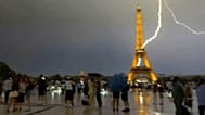 Paris semalarını gök gürültülü fırtına kaplarken yıldırım Eyfel Kulesi'ne düştü