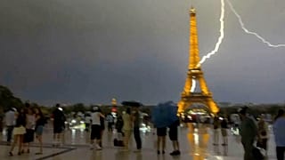 Un fulmine colpisce la Torre Eiffel mentre un violento temporale si abbatte su Parigi