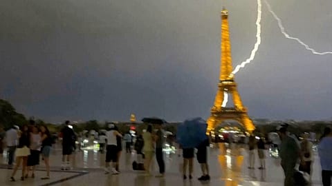 Villám csapott az Eiffel-toronyba, miközben heves vihar tombolt Párizs felett