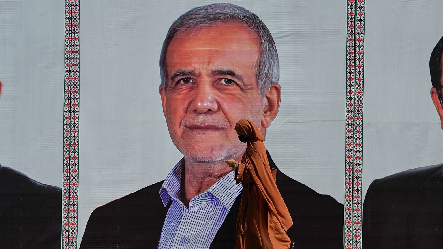یک بیلبورد خوشامدگویی با تصویر مسعود پزشکیان در حاشیه یکی از جاده‌های اسلام‌آباد، پاکستان در روز سه‌شنبه ۲۳ ژوئن ۲۰۲۶ 