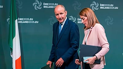 Il premier irlandese Micheál Martin con la presidente del Parlamento europeo Roberta Metsola.