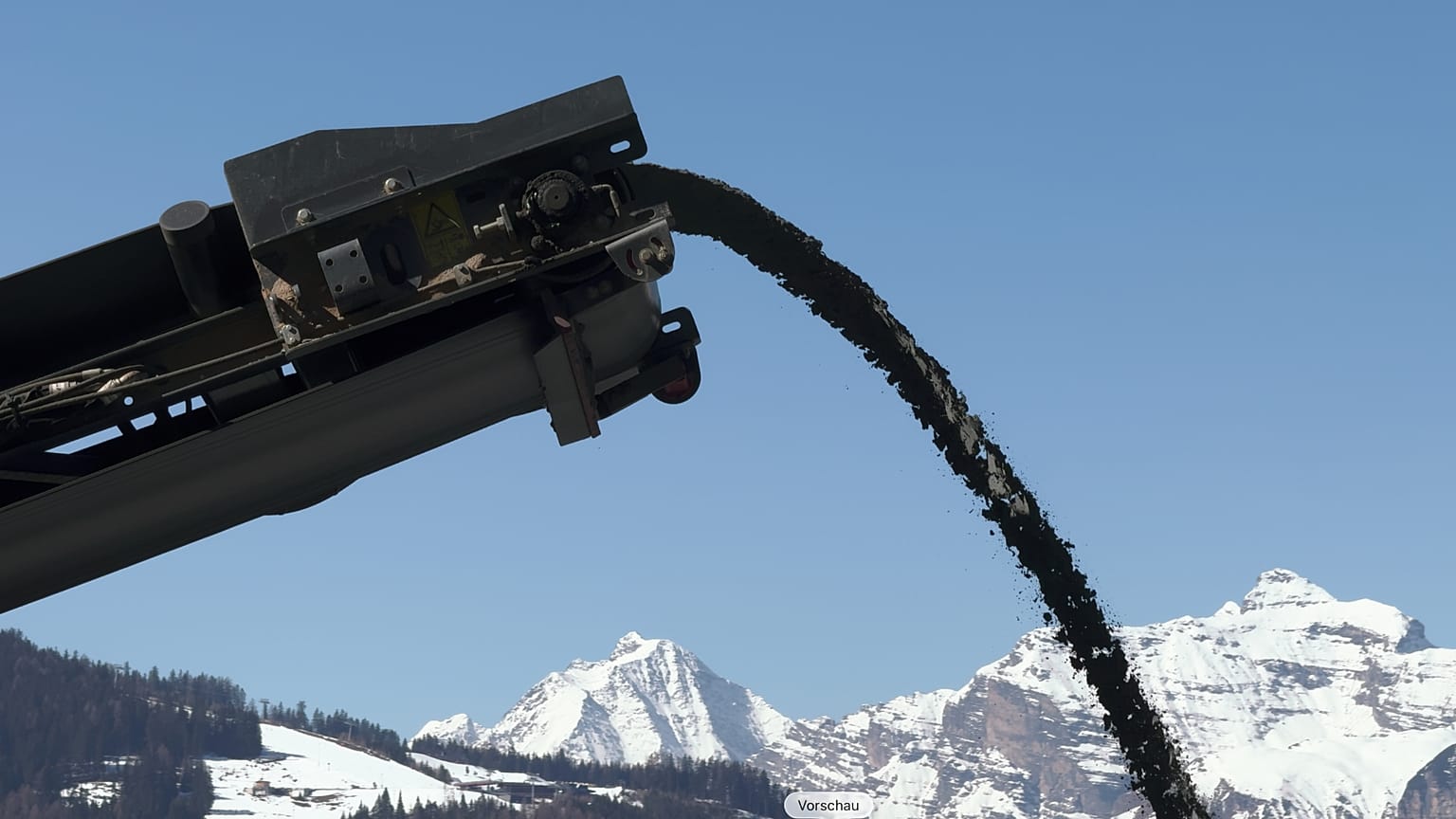 Des gravats venus de l'intérieur de la montagne surélèvent une vallée alpine.
