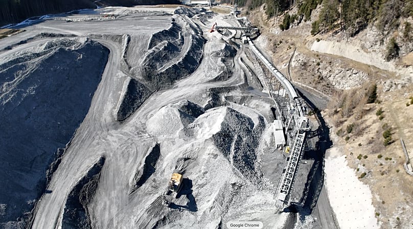 Ici, 7,7 millions de mètres cubes de déblais issus du chantier souterrain servent à créer un nouveau fond de vallée.