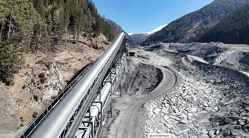 Un nouveau lit est aménagé pour le torrent qui traverse la vallée de Padaster.