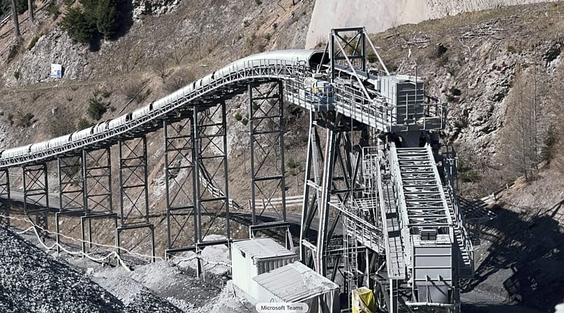 Un convoyeur de 30 kilomètres transporte les déblais rocheux du cœur de la montagne jusqu'à la vallée de Padaster.