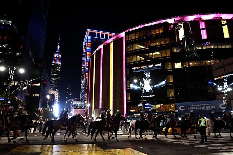 Des policiers à cheval patrouillent la rue près du Madison Square Garden lors du match 5 des finales NBA - 13 juin 2026