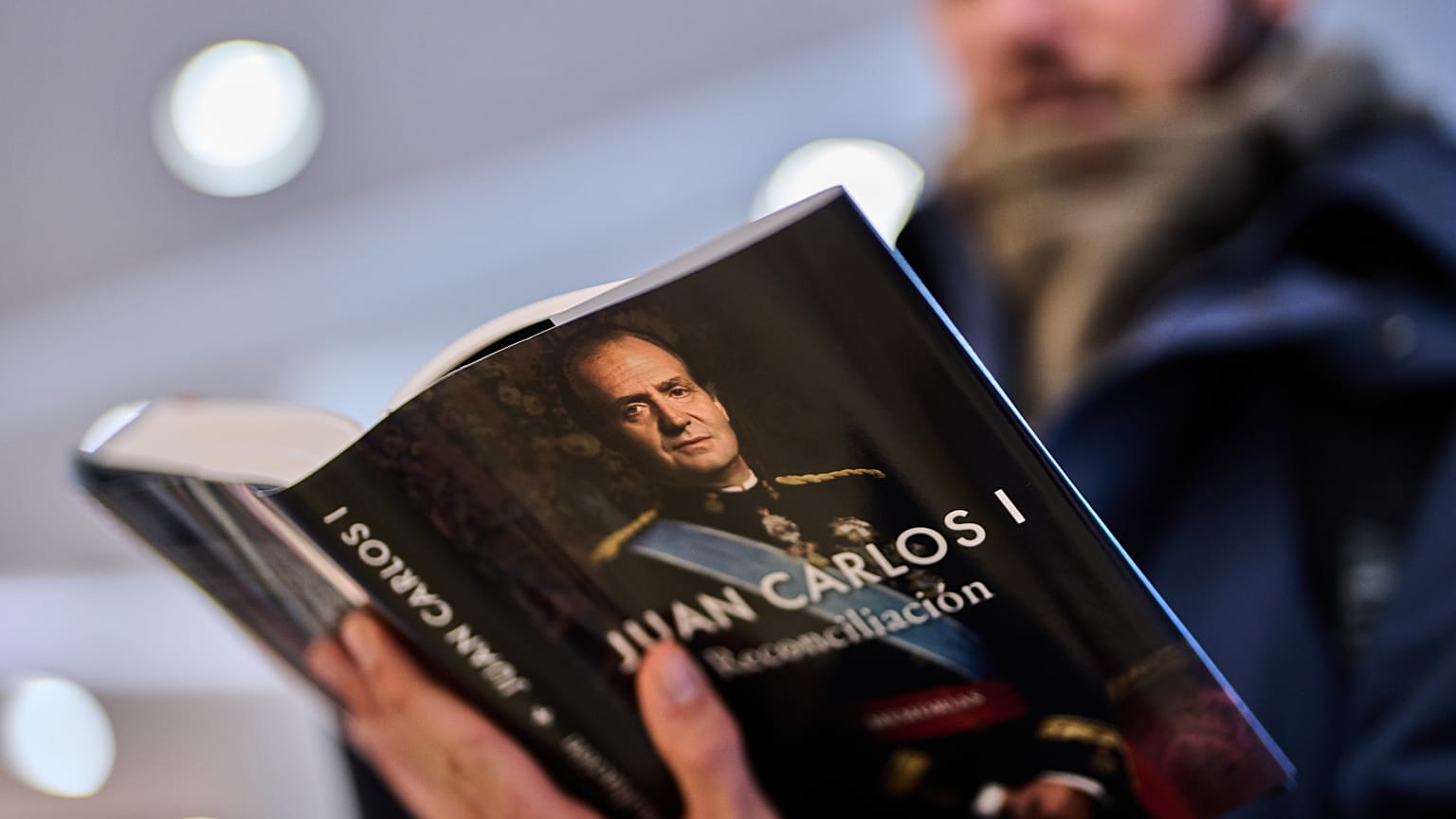 Un hombre lee 'Reconciliación', las memorias recientemente publicadas del ex rey español Juan Carlos I, dentro de una librería en Madrid el miércoles 3 de diciembre de 2025